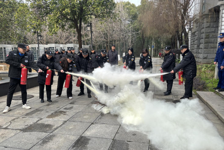 以演踐責(zé)練硬功 戎安保安守護(hù)消防安全