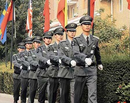 在小區(qū)門口發(fā)生搶劫事件時，物業(yè)保安是否負(fù)有相關(guān)責(zé)任