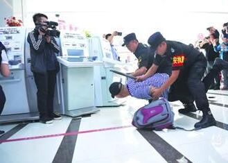 銀行內(nèi)遇搶劫咋應(yīng)對？襄陽戎安保安公司演練給答案